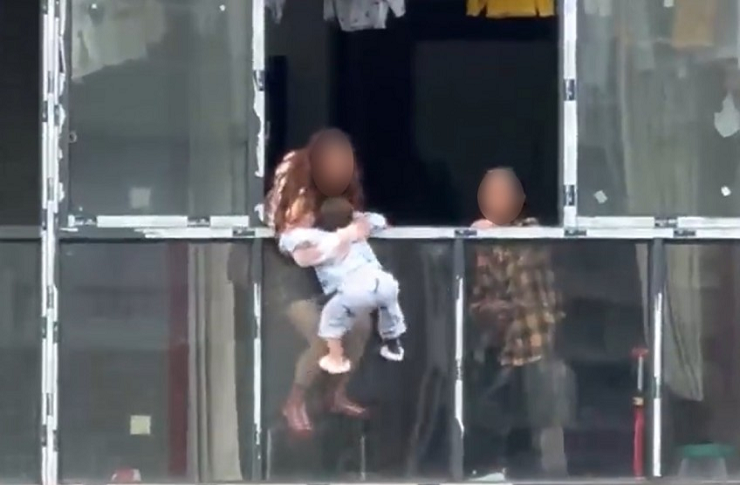 Mujer arroja a su hijo desde el piso 22 de un edificio