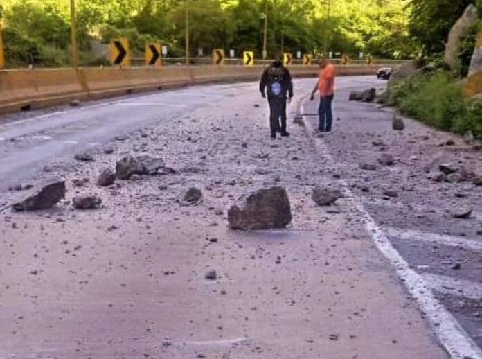 Señora muere al caerle una piedra en la autopista Valencia-Puerto Cabello