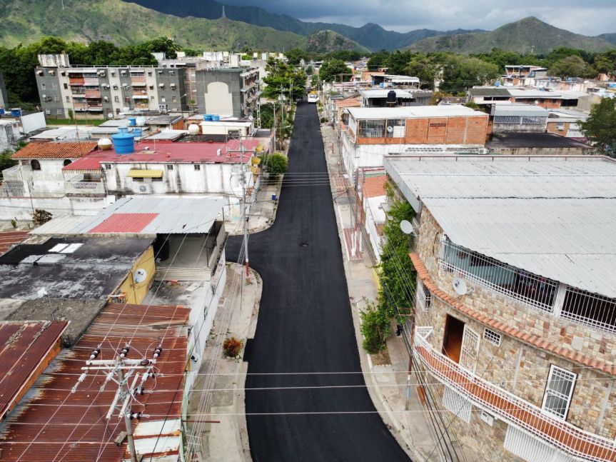 Presidente Maduro rehabilita vialidad en sector 2 de Caña de Azúcar